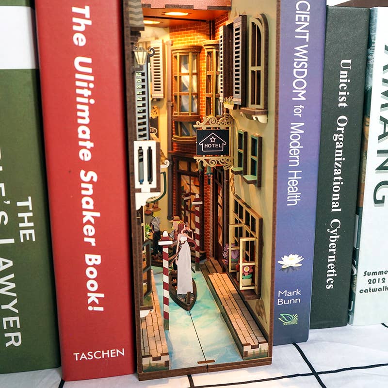 Book Nook - Travel in Venice