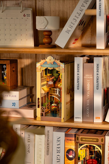 Book Nook - Romantic Venice